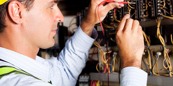 مطلوب مهندسين كهرباء و مدني و سيفتي