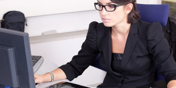 مطلوب سكرتيرة في مكتب سياحة