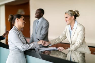 مطلوب Receptionist براتب 3000