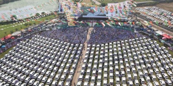 مدير شركة يفاجىء موظفيه بتوزيع 600 سيارة عليهم