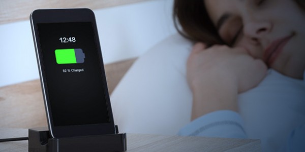 تعرّف على الأسباب وراء ضرورة التوقف عن شحن هاتفك خلال الليل! تعرّف على الأسباب وراء ضرورة التوقف عن شحن هاتفك خلال الليل!