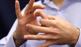 افضل كورس لتعلم لغات الاشارة من البداية للاحتراف